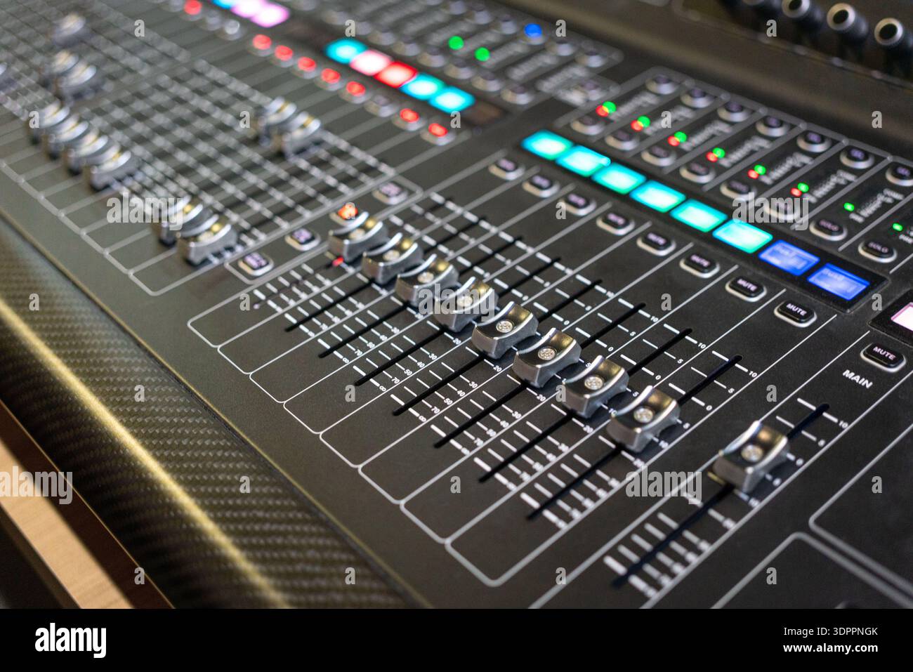 Console di mixaggio audio professionale con luci, pulsanti, fader e cursori. Foto Stock