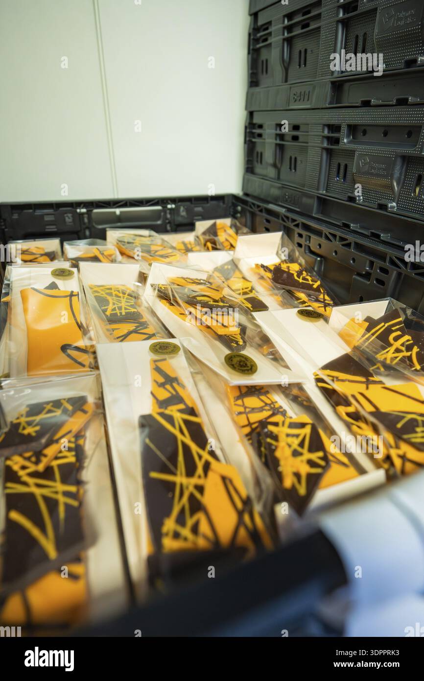 Confezione di cioccolato con design arancione-nero in una scatola, produzione pasquale di prodotti regionali, Haselstaller Hof, Gechingen, distretto di Calw, Germania Foto Stock