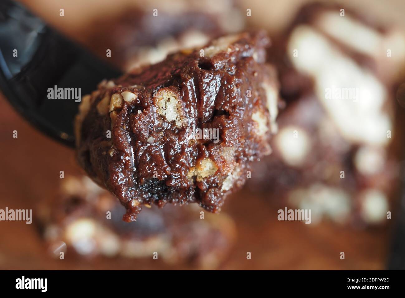 Una sorpresa al cioccolato su un cucchiaio pronto da mangiare Foto Stock