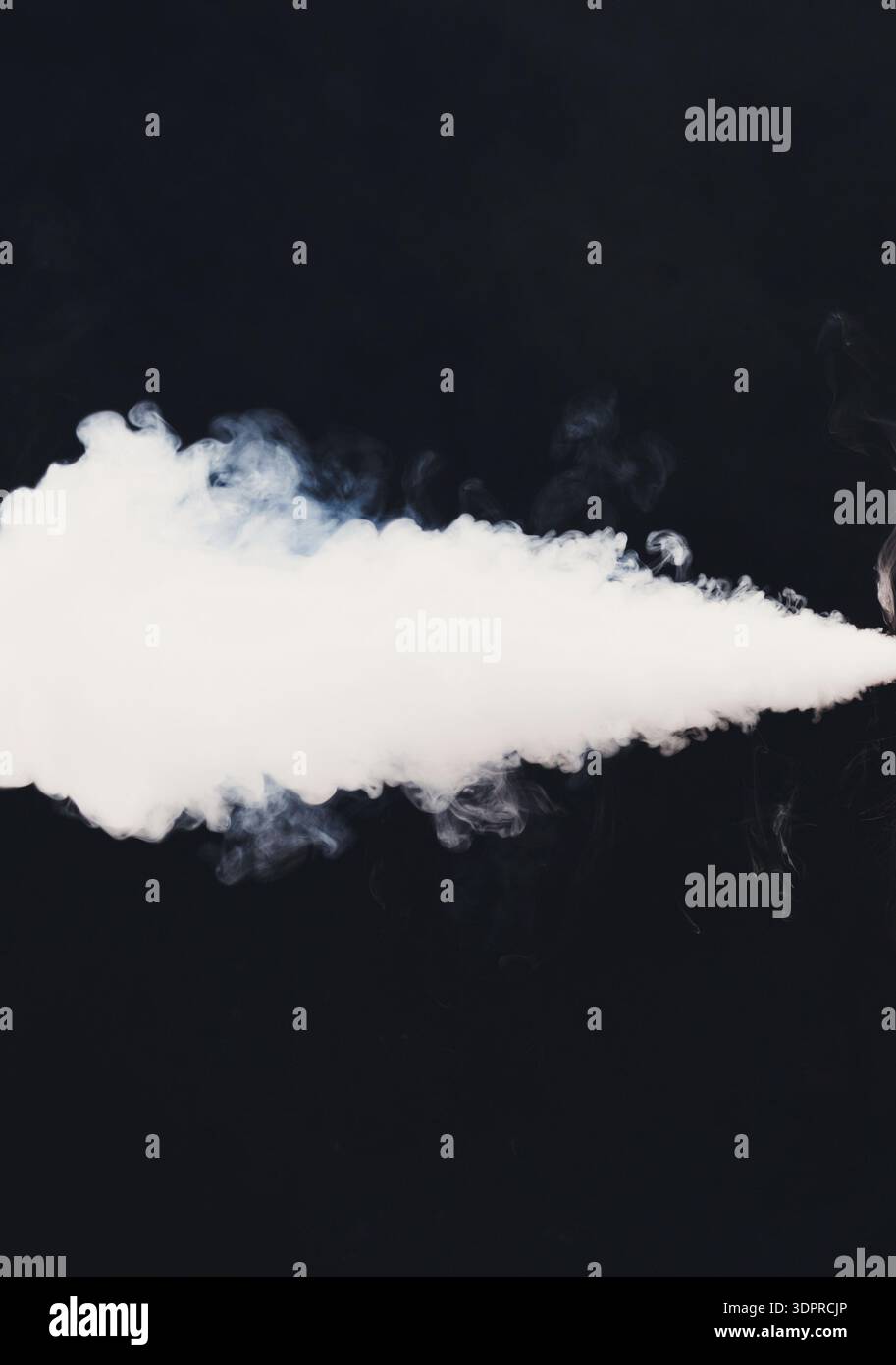 Il fumo emana da una sorgente in un ambiente buio creando un effetto visivo sorprendente Foto Stock