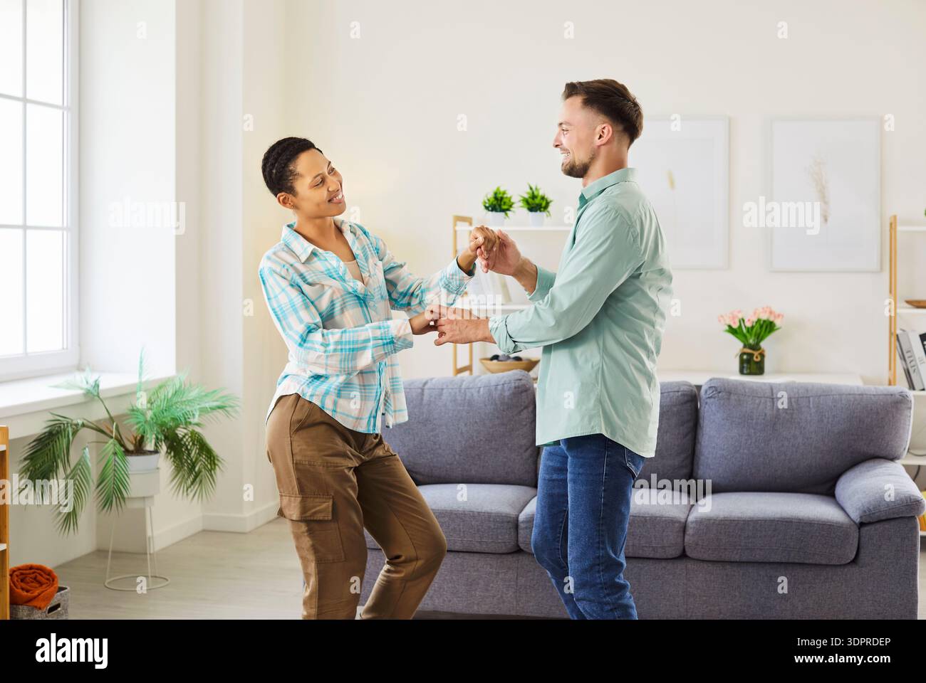 Felice felice felice felice sorridente giovane coppia che si diverte a casa godendo di buon umore Foto Stock