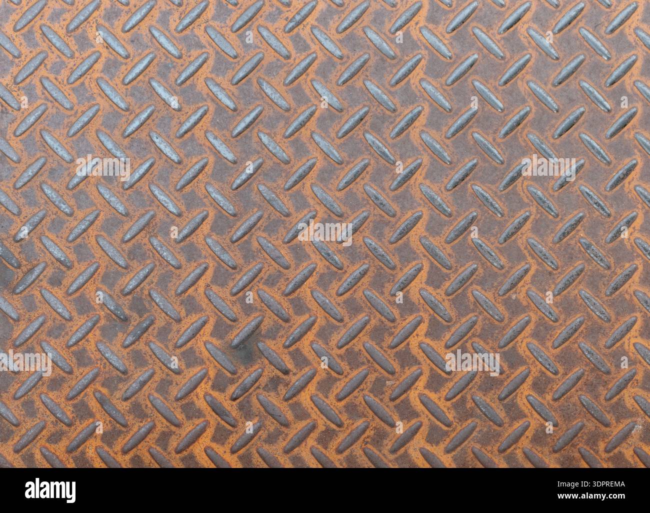 Vista dall'alto dello sfondo in metallo con piastra diamantata arrugginita Foto Stock