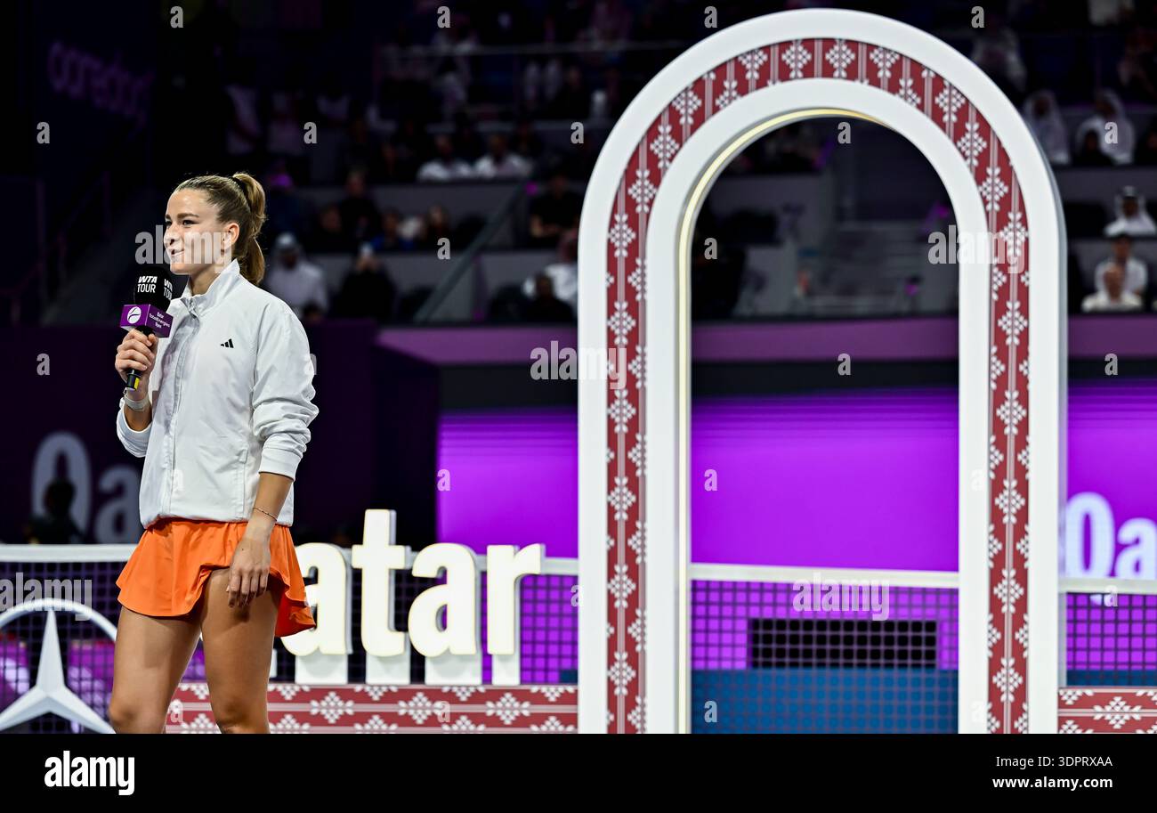 Doha, Qatar. 14 febbraio 2026. Karolina Muchova della Repubblica Ceca si rivolge al pubblico durante la cerimonia del trofeo dopo la sua vittoria nella finale femminile al WTA Qatar TotalEnergies Open al Khalifa International Tennis Complex. Karolina Muchova ha battuto Victoria Mboko 6-4, 7-5.? Credito: SOPA Images Limited/Alamy Live News Foto Stock