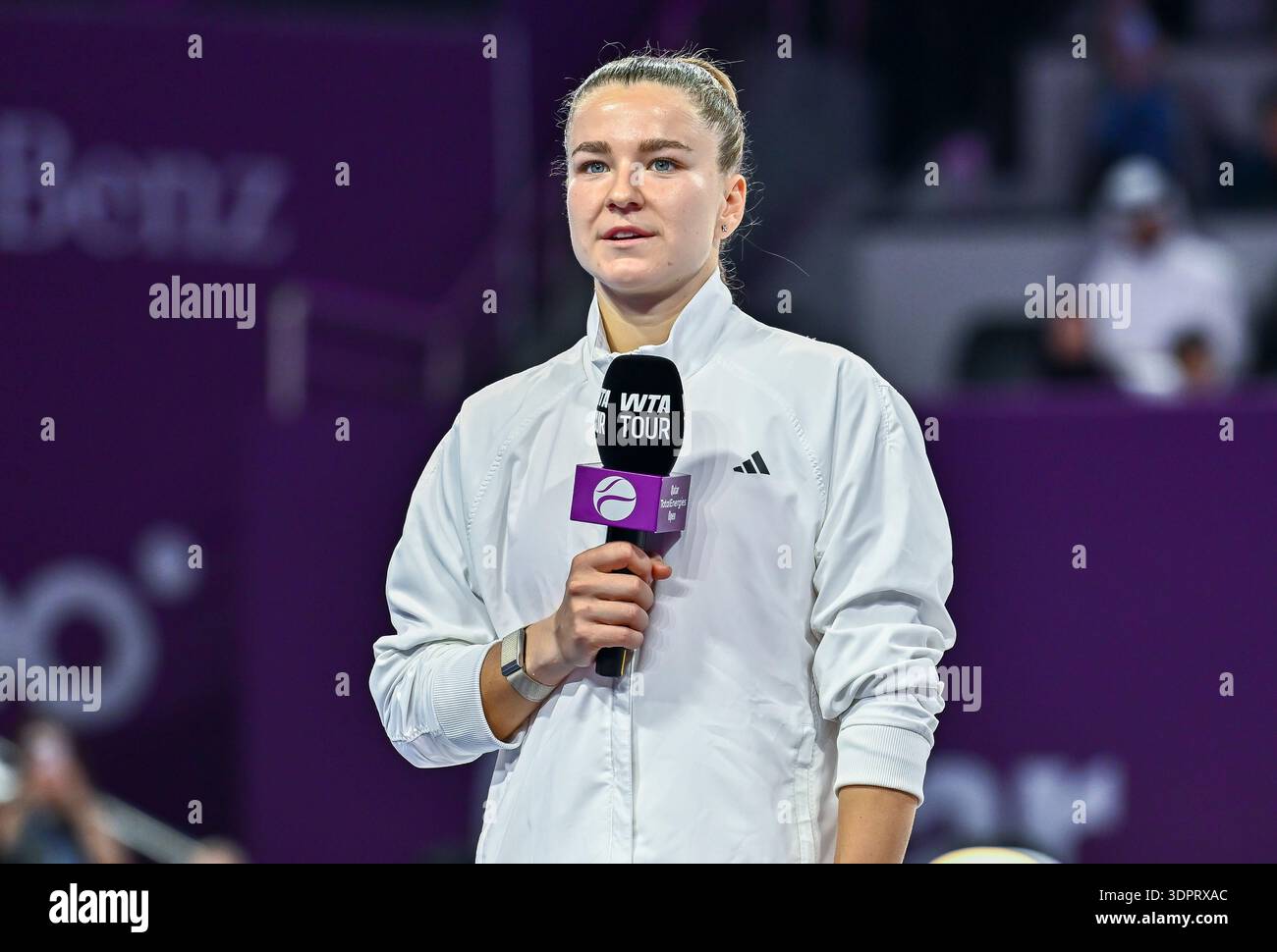 Doha, Qatar. 14 febbraio 2026. Karolina Muchova della Repubblica Ceca si rivolge al pubblico durante la cerimonia del trofeo dopo la sua vittoria nella finale femminile al WTA Qatar TotalEnergies Open al Khalifa International Tennis Complex. Karolina Muchova ha battuto Victoria Mboko 6-4, 7-5.? Credito: SOPA Images Limited/Alamy Live News Foto Stock