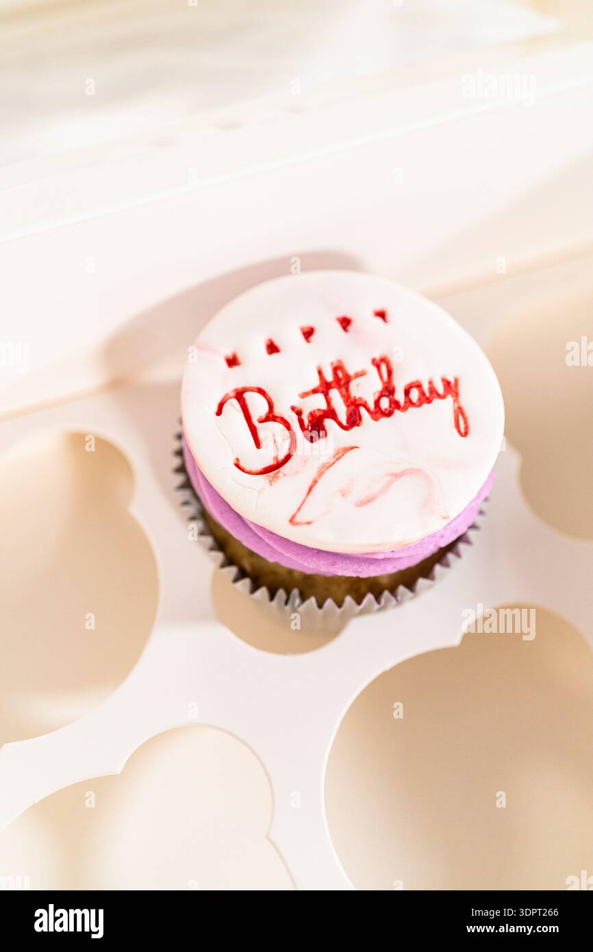 Creare stravaganti Cupcakes per festeggiare il compleanno Foto Stock