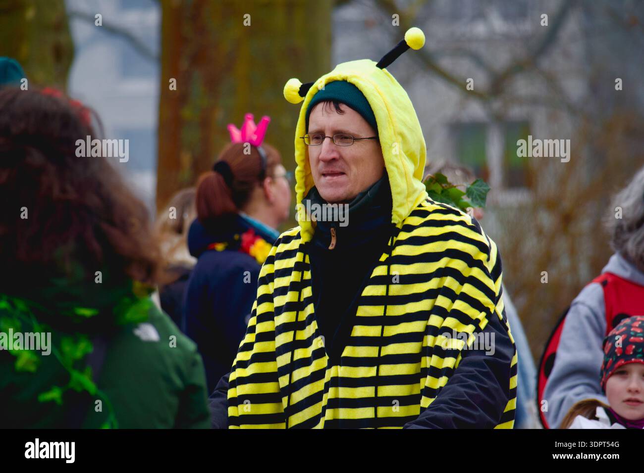 Dessau, Germania, 15 febbraio 2026MAN in costume d'ape a strisce gialle e nere Foto Stock