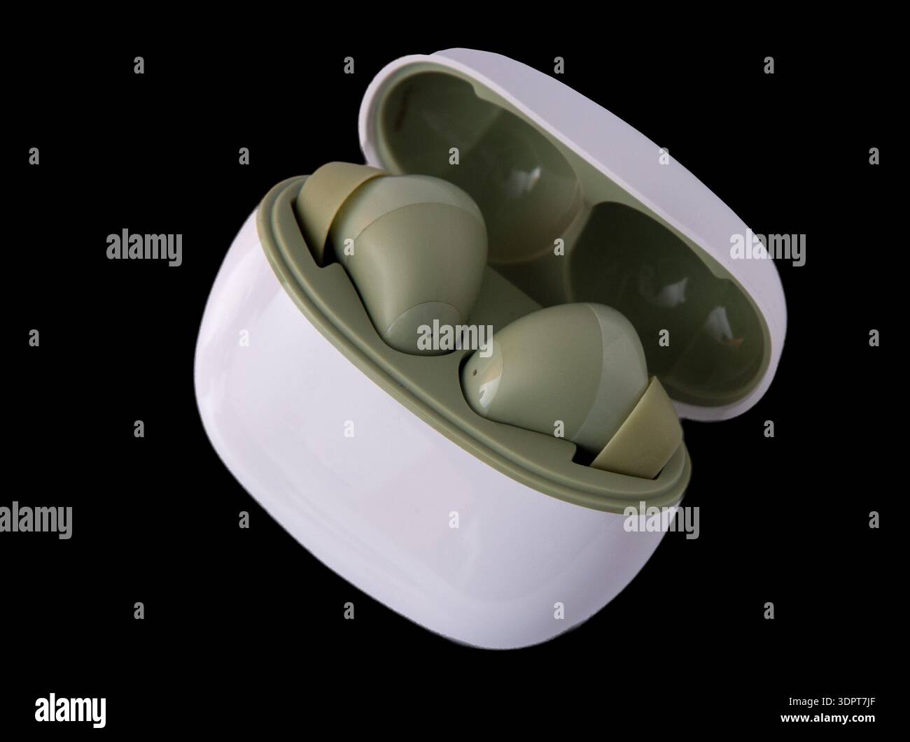 Cuffie wireless isolate su sfondo nero. Wireless, cuffie nella scatola di ricarica. Foto Stock