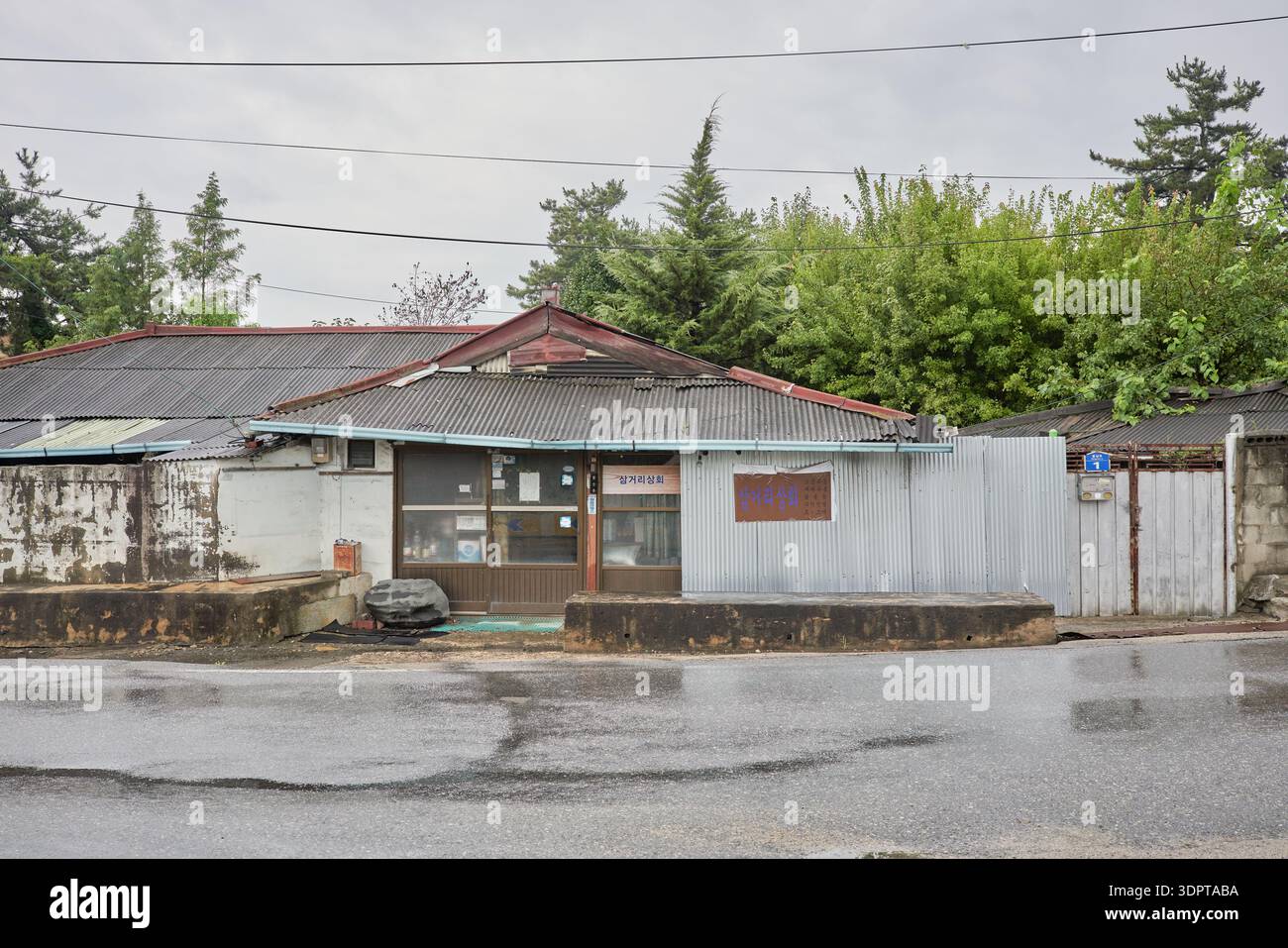 Strade tranquille del mercato di 5 giorni di Wonpyeong a Gimje, Corea del Sud. Vecchi edifici e negozi chiusi riflettono la realtà dello spopolamento rurale Foto Stock