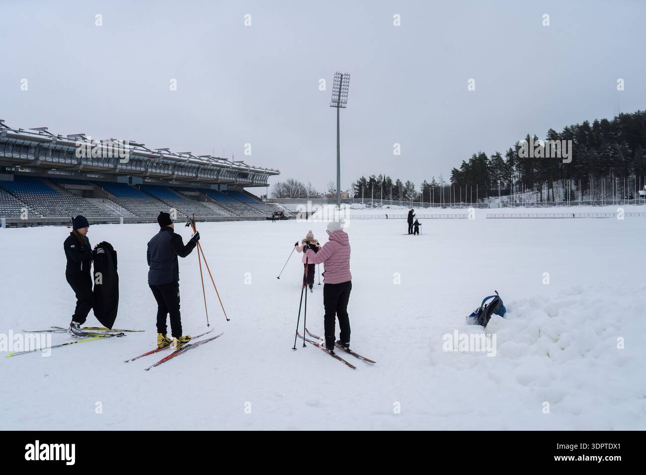 Lahti, Finlandia - 18 gennaio 2025 - Sci di fondo sullo stadio innevato di Lahti in inverno Foto Stock