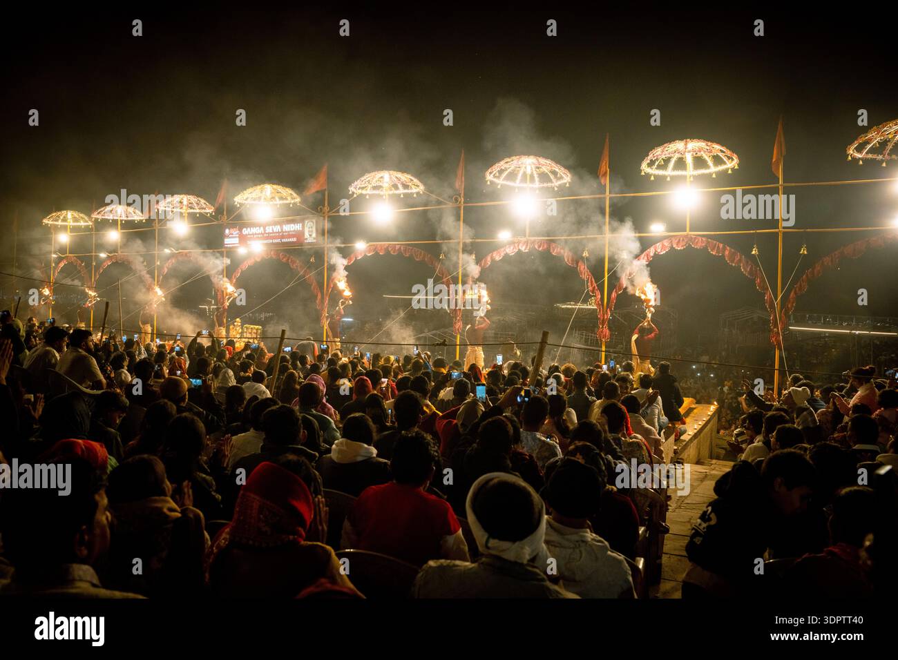 Una grande folla guarda la spettacolare cerimonia del fuoco serale di Ganga Aarti al Dashashwamedh Ghat a Varanasi, in India. Foto Stock