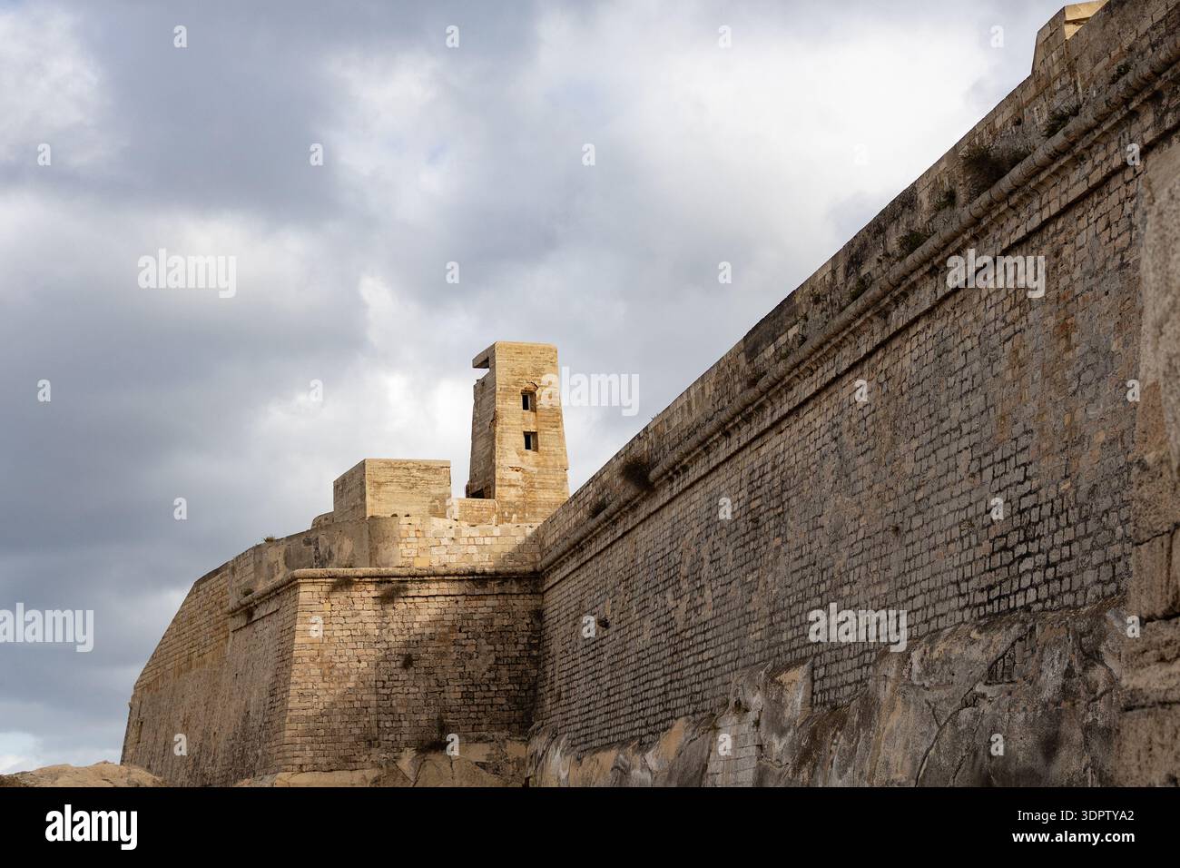Mura e torre della città di la Valletta Foto Stock
