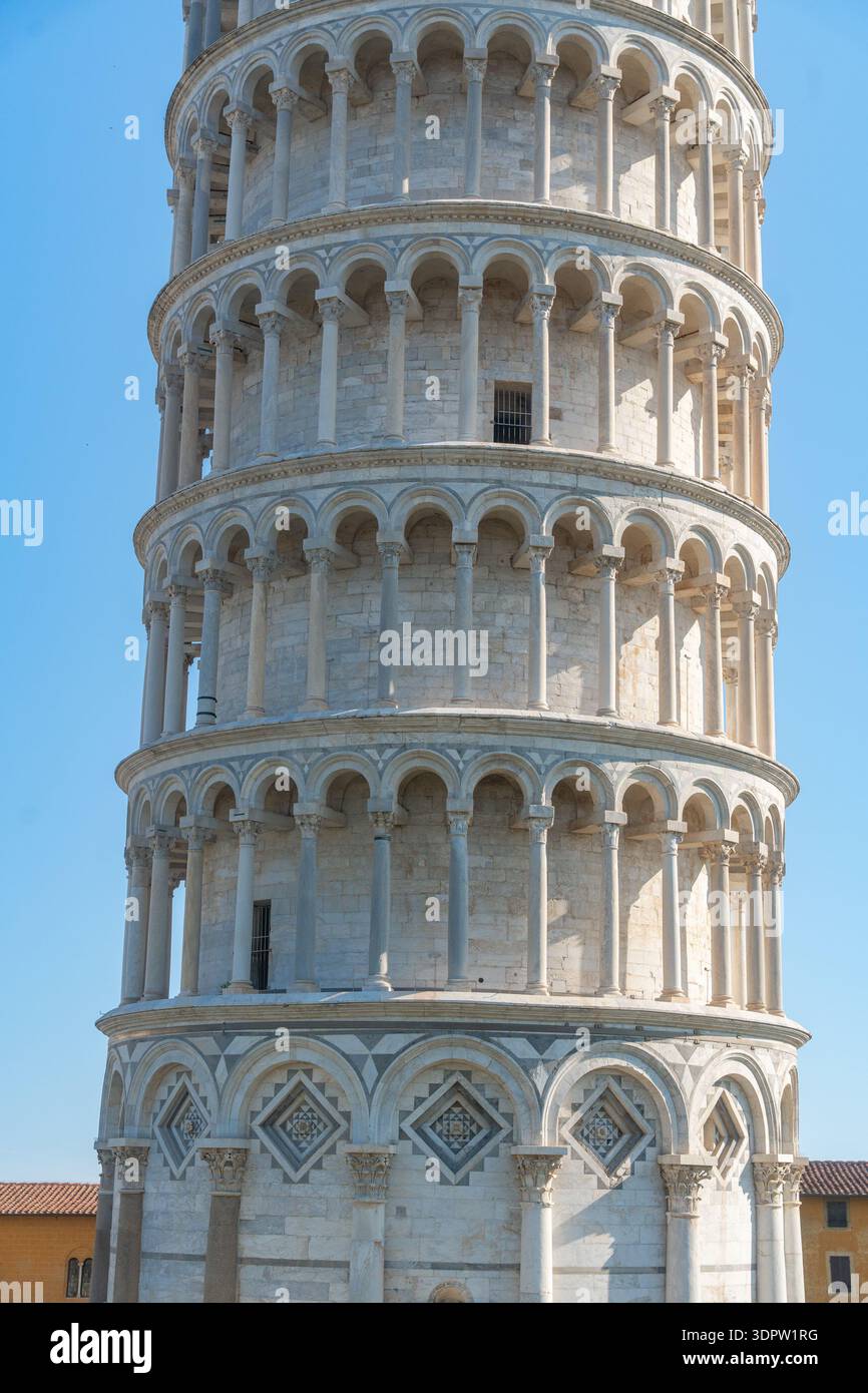 Pisa, Italia, 07.05.25, dettaglio architettonico della famosa Torre Pendente a Pisa, Italia. Monumento storico e sito patrimonio dell'umanità dell'UNESCO, popolare Foto Stock