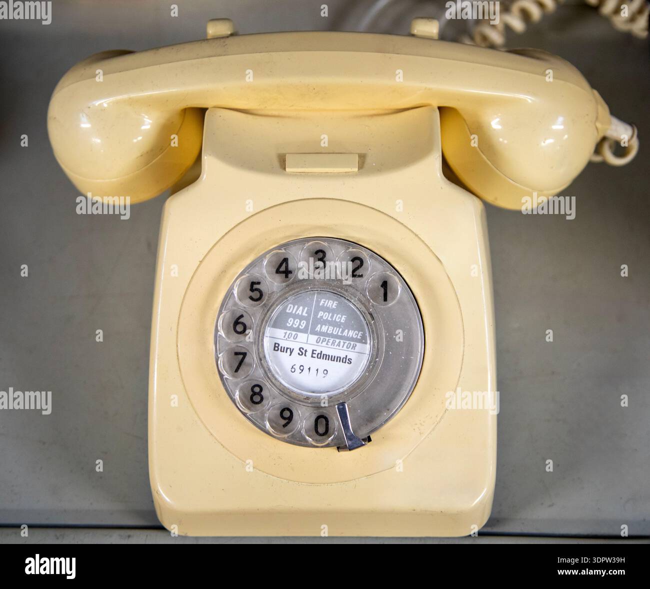 Telefono a quadrante rotativo GPO 746 vintage, classico pezzo della storia delle telecomunicazioni britanniche introdotto nel 1967, Regno Unito Foto Stock