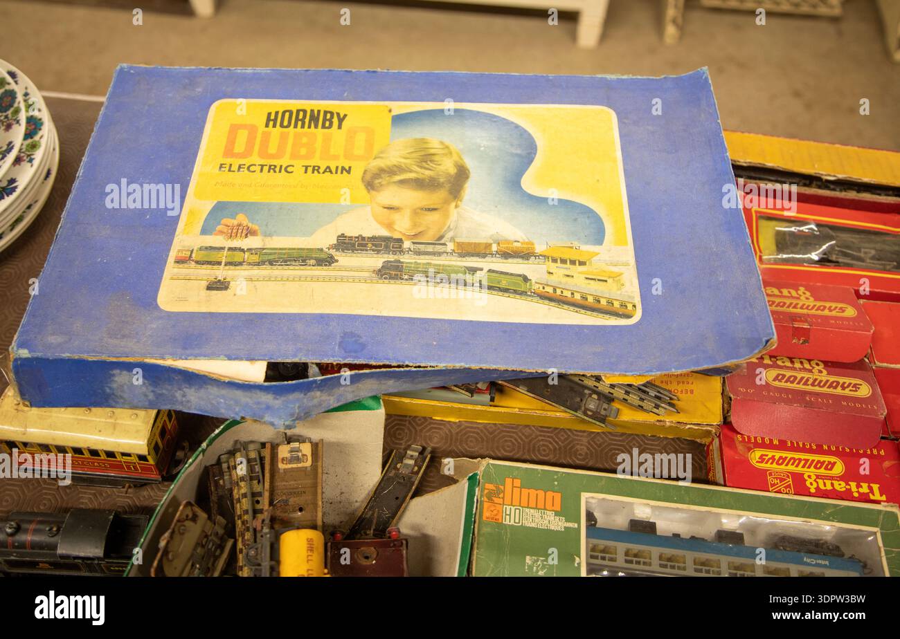 Set box per treno elettrico Hornby Dublo degli anni '1950 o '1960, collezione di lotti d'asta attrezzature ferroviarie vintage, Regno Unito Foto Stock