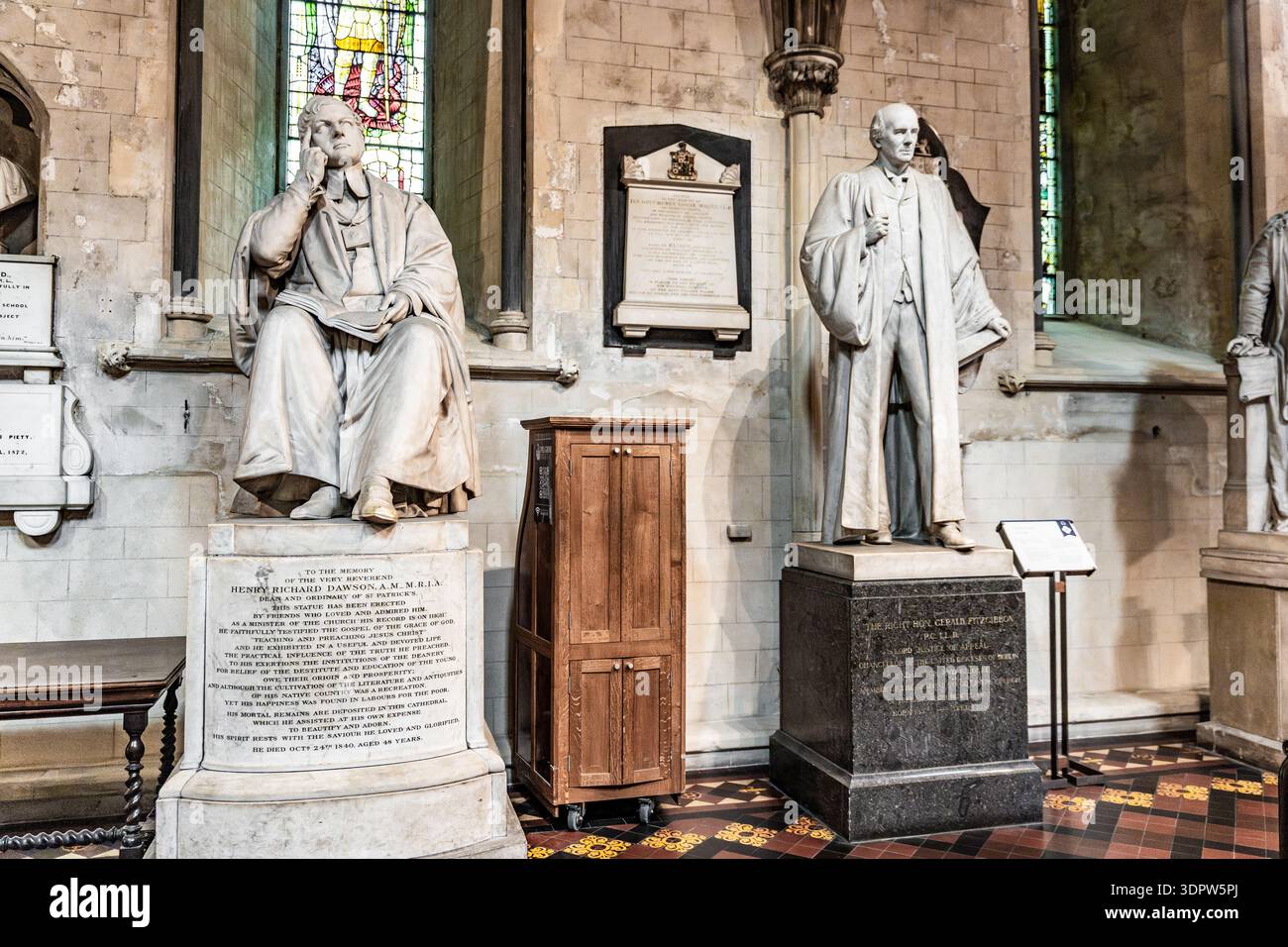 Statue in marmo del decano Henry Richard Dawson e dell'avvocato generale Gerald Fitzgibbon nella cattedrale di San Patrizio, Dublino, Irlanda. Foto Stock