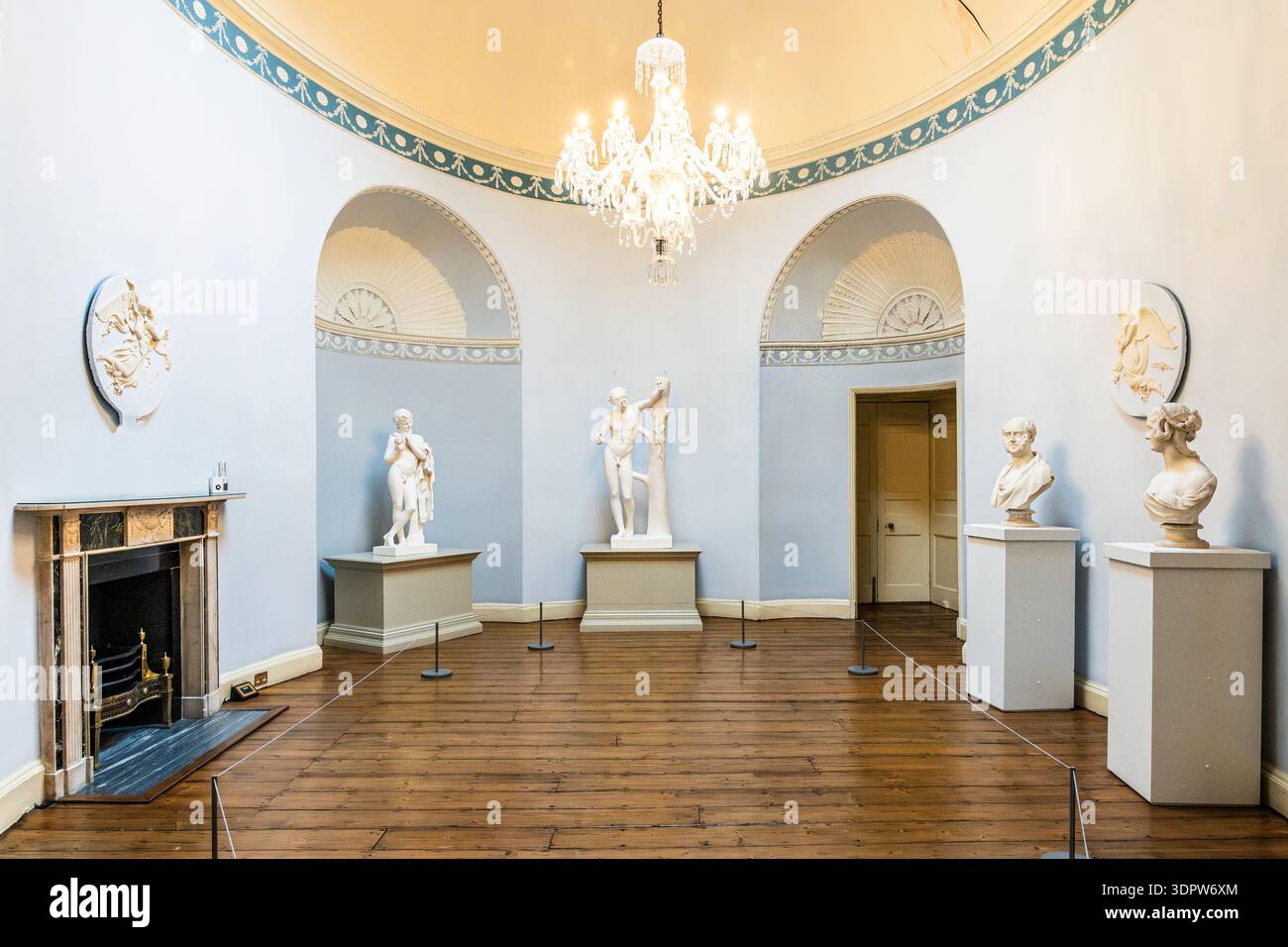 La Wedgwood Room del Castello di Dublino, completata nel 1777 con il suo caratteristico schema neoclassico blu e bianco, a Dublino, Irlanda. Foto Stock
