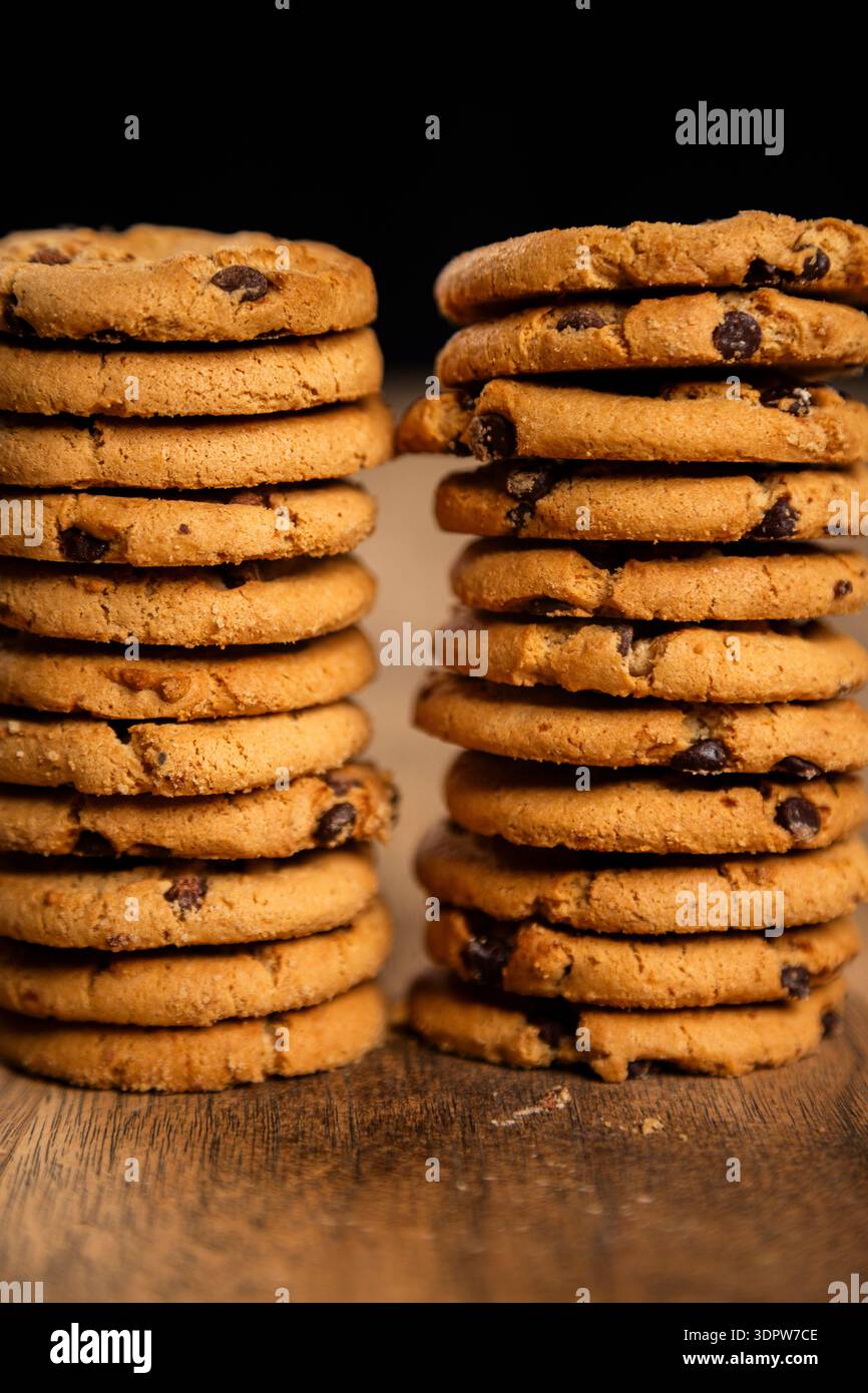 Doppia pila di biscotti con scaglie di cioccolato Foto Stock