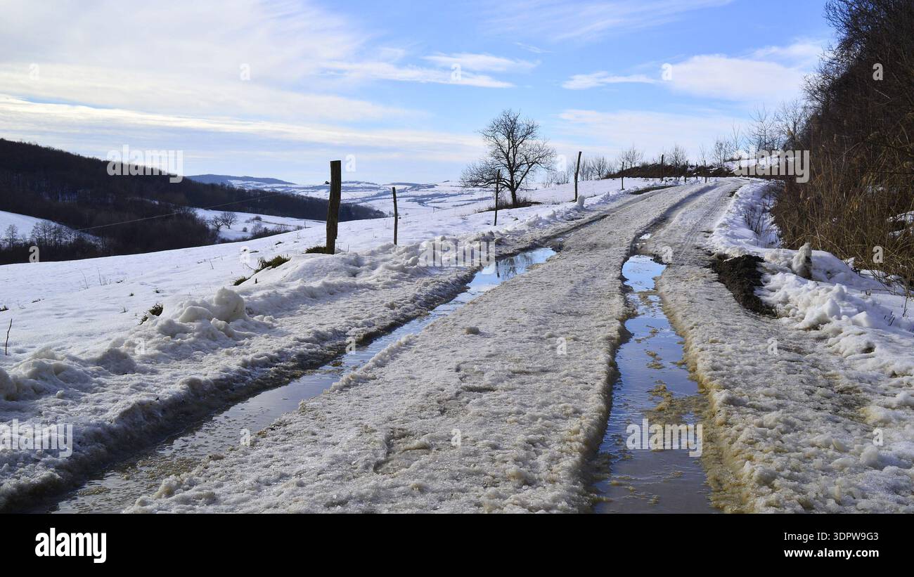 I tre stati dell'acqua: Solida, liquida e gassosa. Neve, acqua e nuvole. Foto Stock