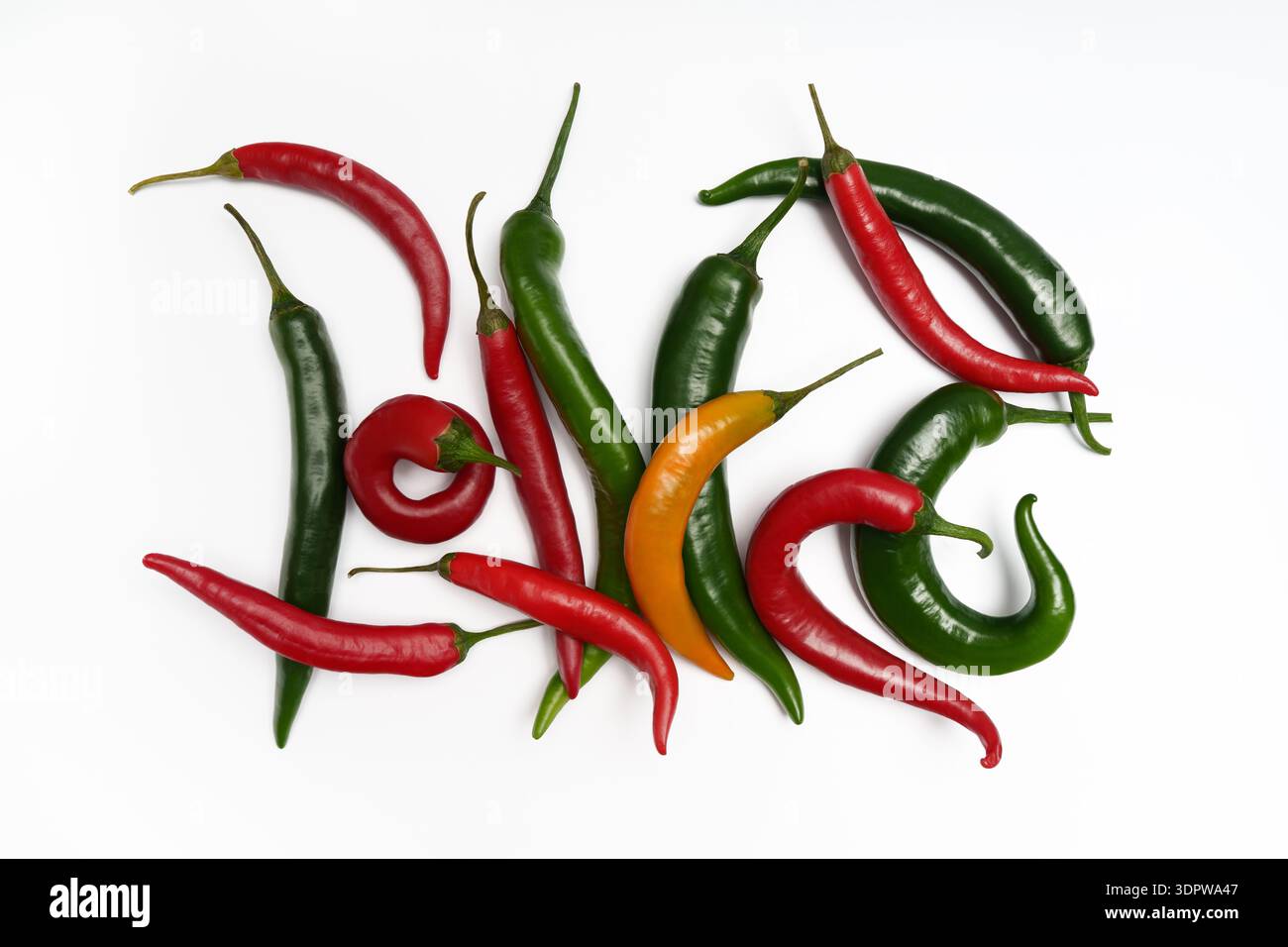 Peperoncino piccante multicolore su sfondo bianco. Foto Stock
