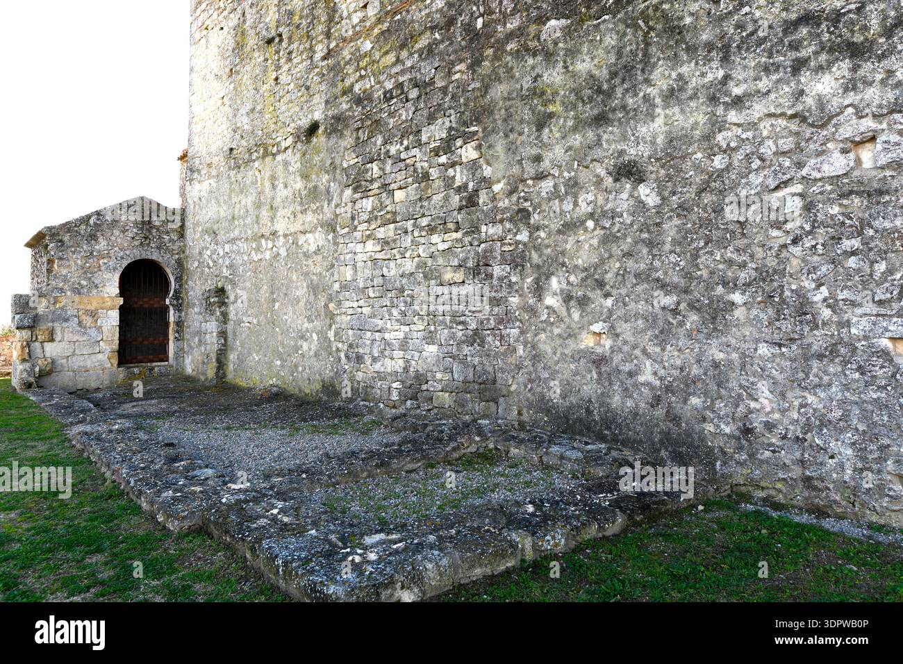 Olèrdola, città vecchia (iberica, romana e medievale). Resti della chiesa pre-romanica (apsidiole). Alt Penedès, provincia di Barcellona, Catalogna, Spagna. Foto Stock