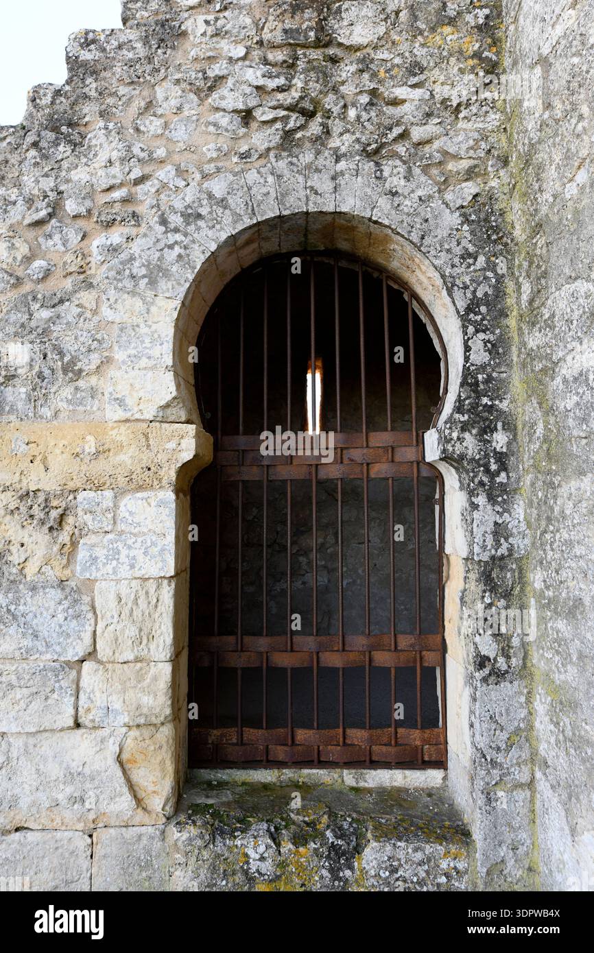 Olèrdola, città vecchia (iberica, romana e medievale). Resti della chiesa pre-romanica. Alt Penedès, provincia di Barcellona, Catalogna, Spagna. Foto Stock