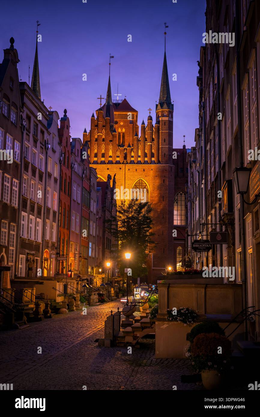 Serata di Moody in via Mariacka nella città di Danzica, Polonia. Strada acciottolata nella città Vecchia costruita intorno al XIV secolo con lo storico borgo Foto Stock