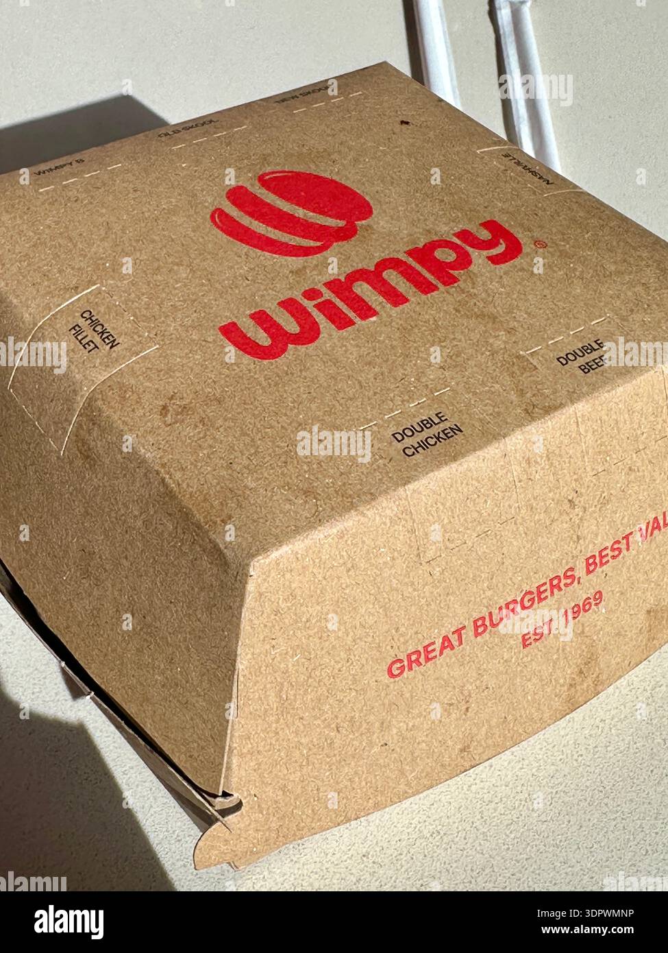 Confezione Wimpy Burger sul tavolo del Food Hall di Dubai - Immagine stock catturata con smartphone