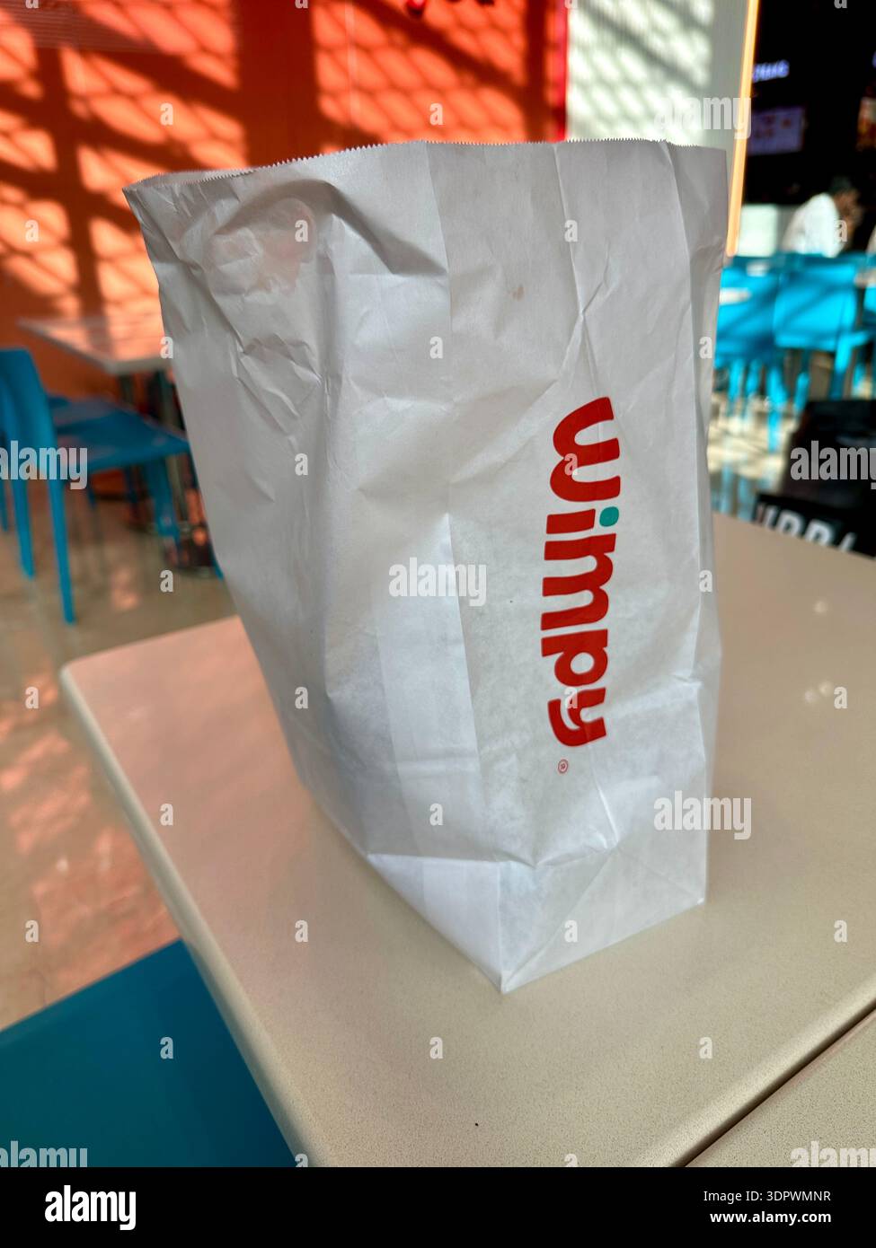 Confezione Wimpy Burger sul tavolo del Food Hall di Dubai - Immagine stock catturata con smartphone