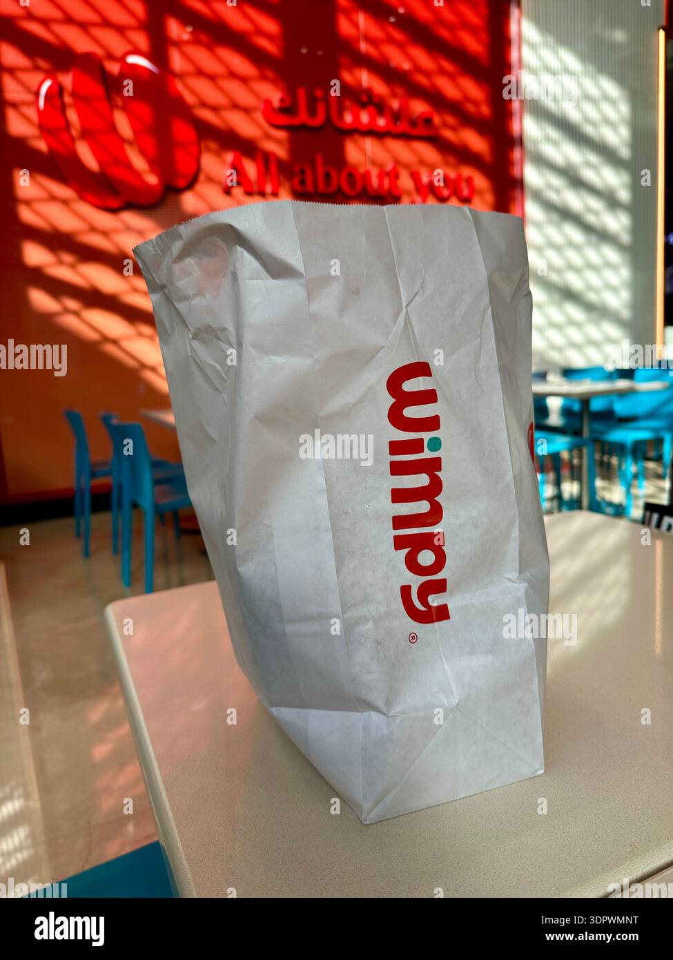 Confezione Wimpy Burger sul tavolo del Food Hall di Dubai - Immagine stock catturata con smartphone