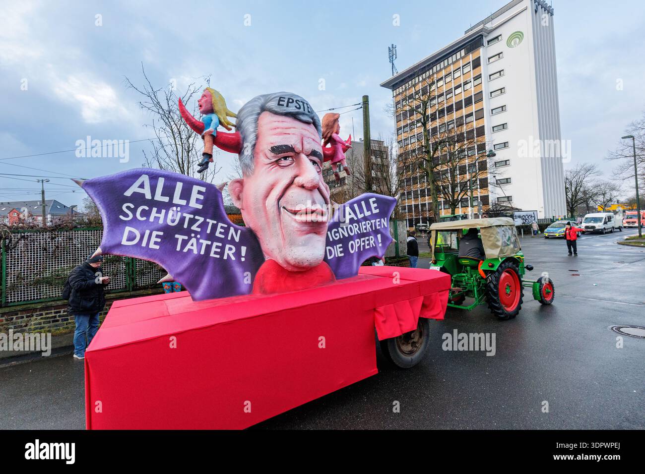 16.02.2026. Düsseldorf. Aufstellung des Rosenmontag-Zuges an der Wagenbauhalle. Hier ein motto-Wagen des Wagenbau-Künstlers Jacques Tilly Foto Stock
