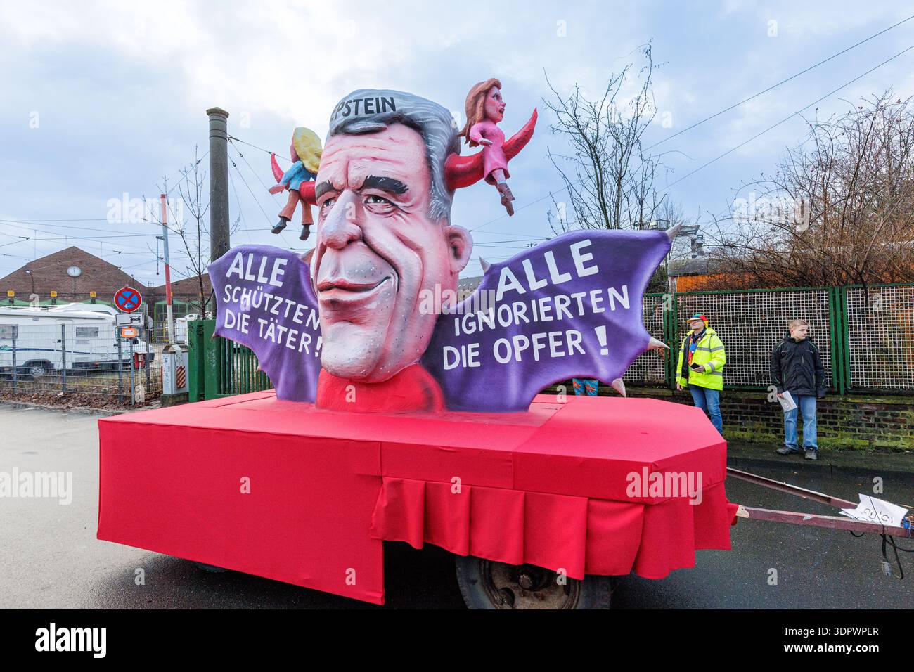 16.02.2026. Düsseldorf. Aufstellung des Rosenmontag-Zuges an der Wagenbauhalle. Hier ein motto-Wagen des Wagenbau-Künstlers Jacques Tilly Foto Stock