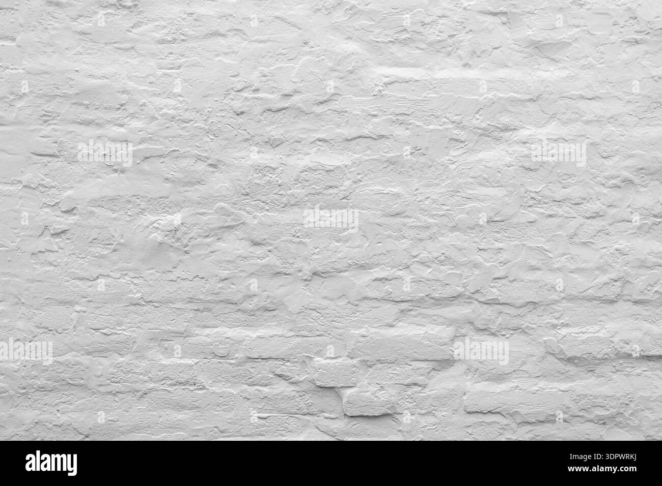 Struttura full-frame di una parete in mattoni dipinti di bianco con intonaco ruvido visibile, giunti di Malta irregolari, sottili crepe e segni di pennello come sfondo Foto Stock