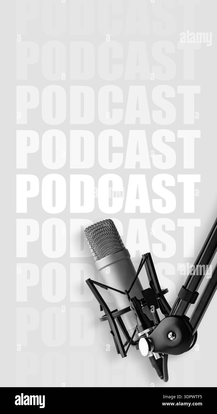 Configurazione del microfono podcast in uno studio moderno con testo podcast ripetuto in background Foto Stock