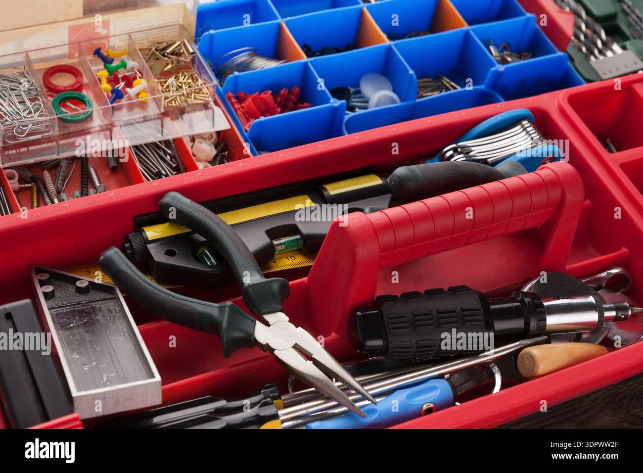 Cassetta degli attrezzi riempita con strumenti e forniture per vari progetti di riparazione e fai da te Foto Stock