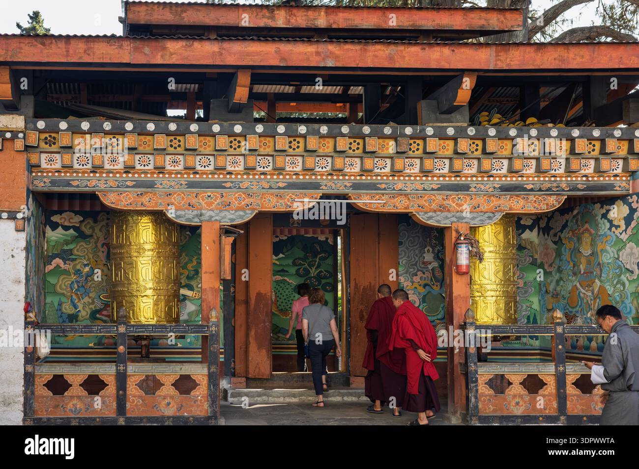 Ingresso a un tempio interno presso la scuola di astrologia Pangri Zampa, Thimpu Foto Stock