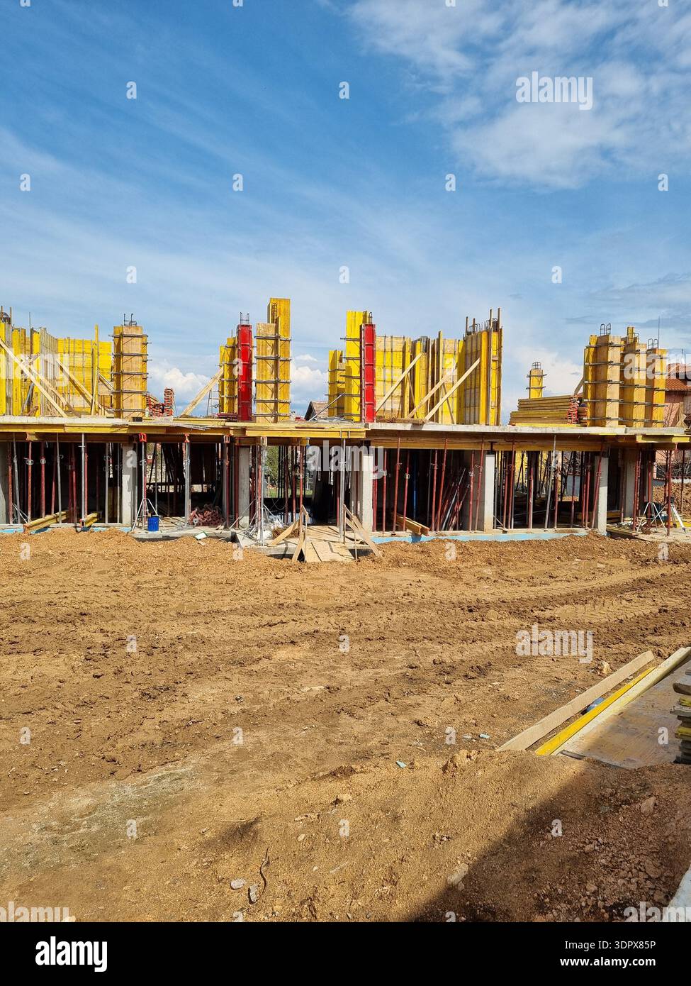 Cantiere di un edificio residenziale, fase strutturale. - Immagine stock catturata con smartphone