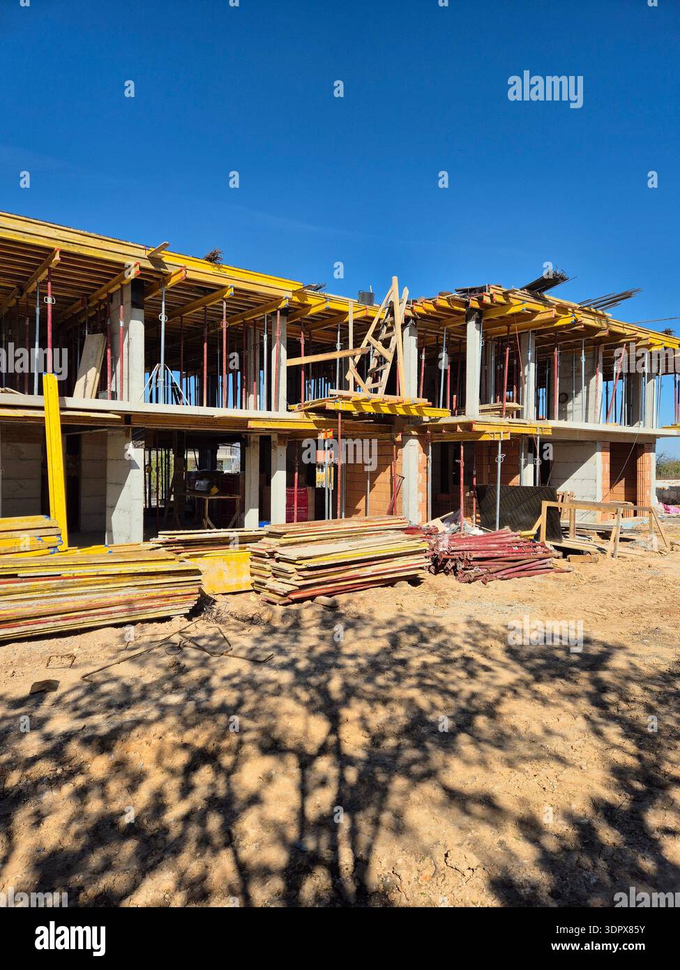 Cantiere di un edificio residenziale, fase strutturale. - Immagine stock catturata con smartphone