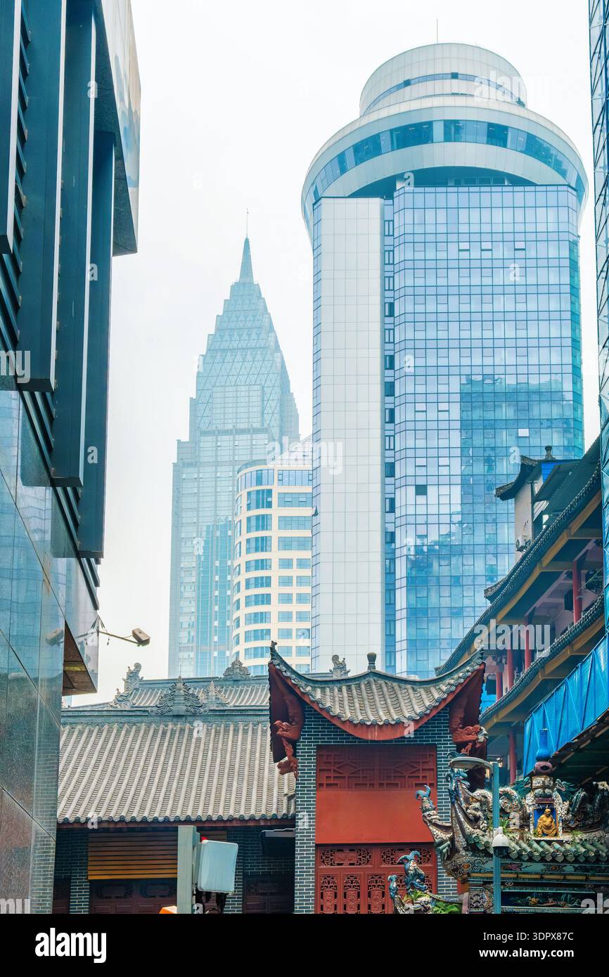 Paesaggio urbano di Chongqing con tradizionali tetti di templi cinesi e moderni grattacieli sullo sfondo, Sichuan, Cina. Architettura e identità urbana Foto Stock