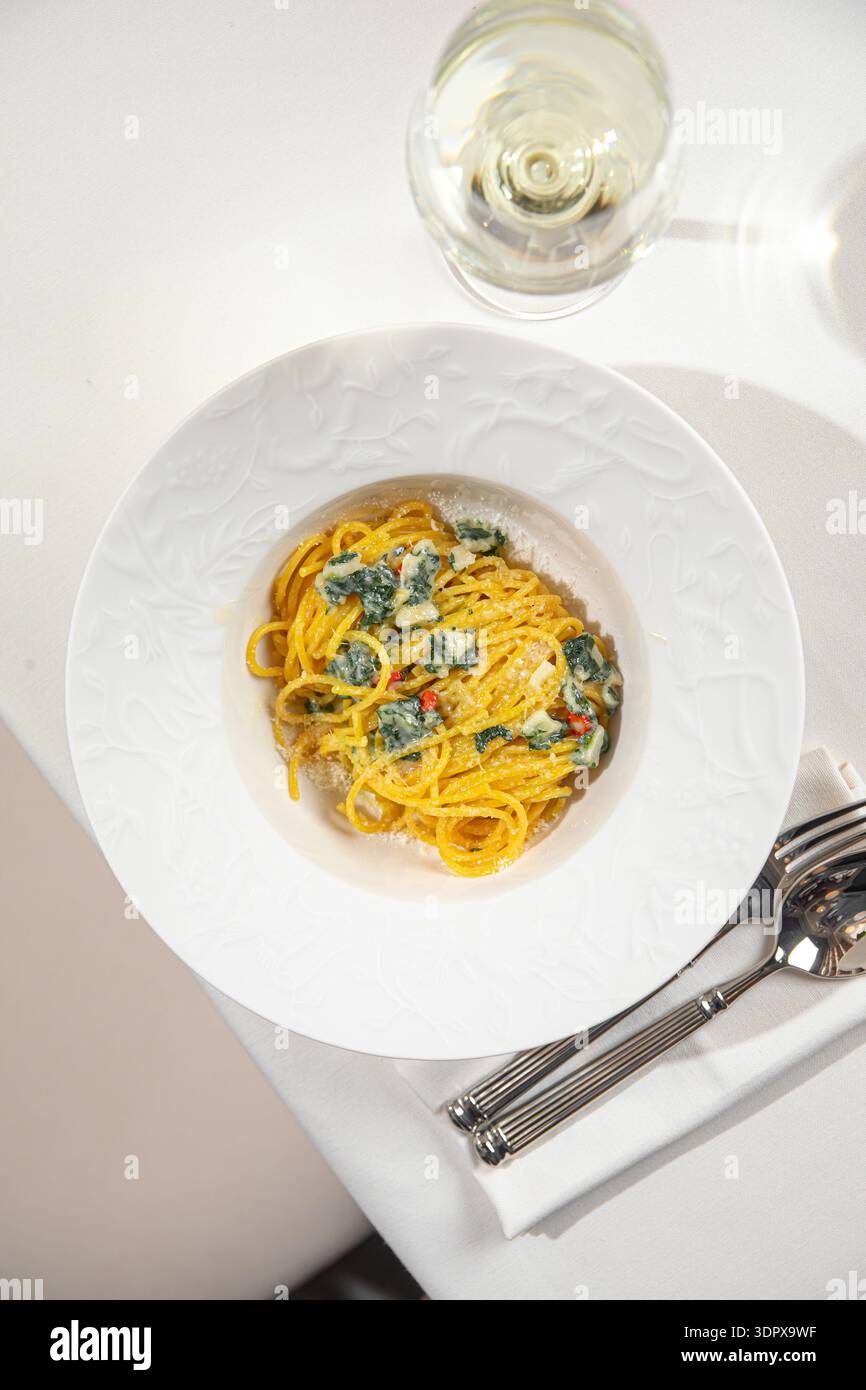 Pasta cremosa agli spinaci in un recipiente bianco Foto Stock
