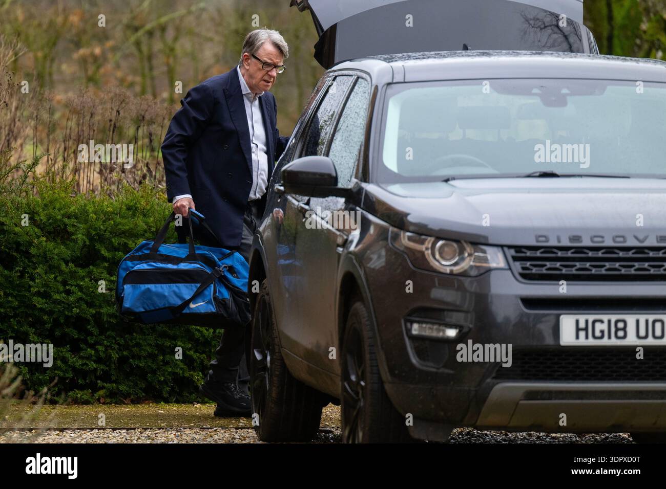 Lord Peter Mandelson lascia la sua casa nel Wiltshire mentre la controversia che circonda i suoi legami con Jeffrey Epstein continua. Foto Stock