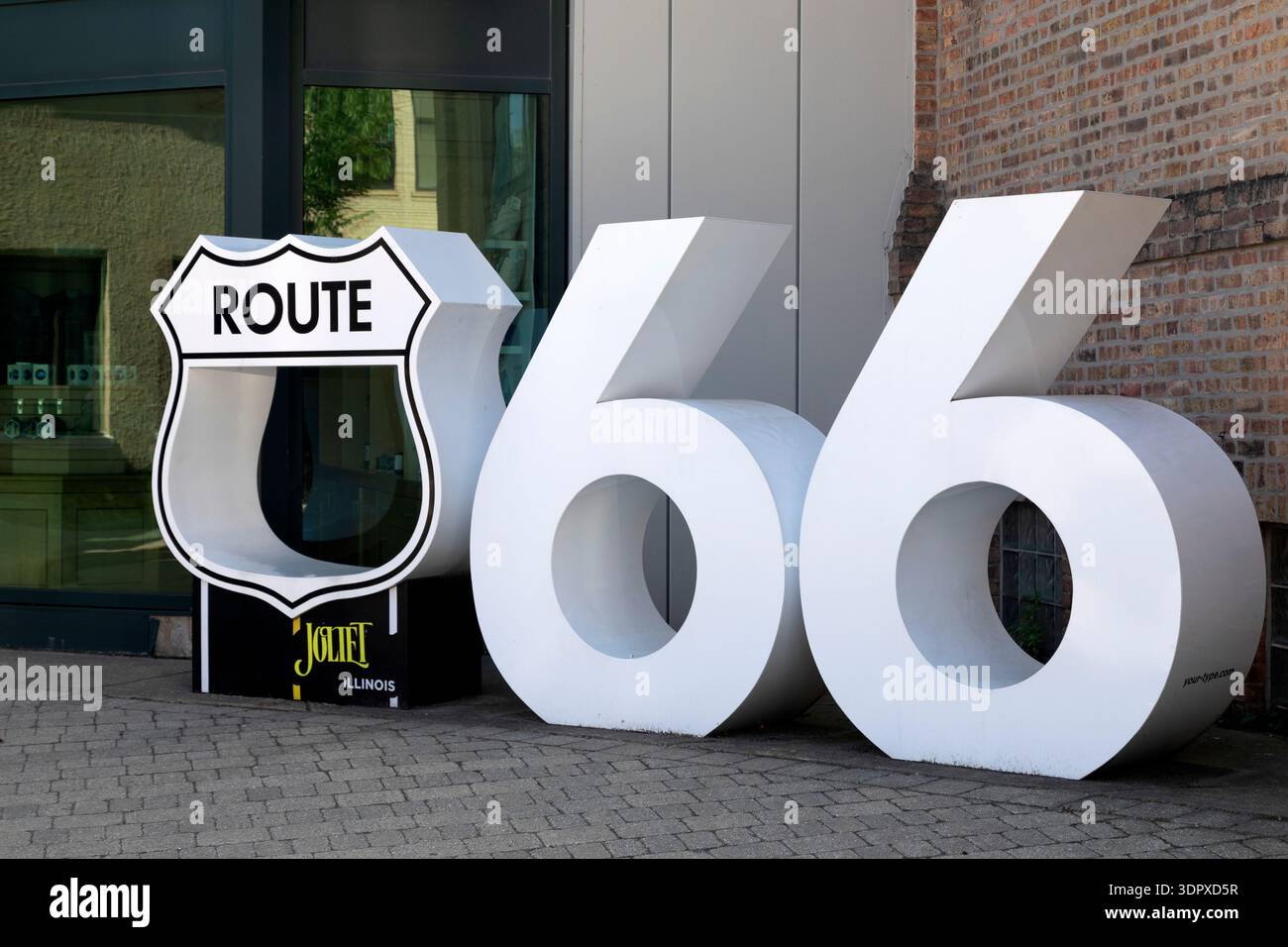 Segnaletica della Route 66 a Joliet, Illinois, Stati Uniti. Il 2026 è il centenario della storica autostrada tra Chicago e Santa Monica. Foto Stock