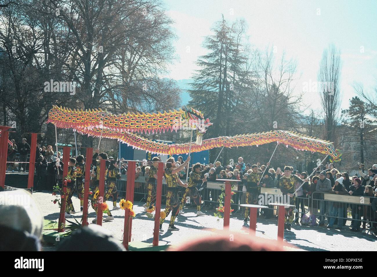 Danza del drago e del leone, esplosione di energia e dinamismo simbolo dell'anno del Cavallo del fuoco, per celebrare il Capodanno cinese Foto Stock