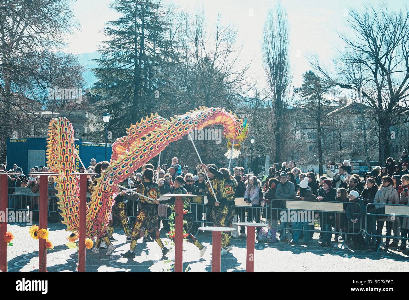 Danza del drago e del leone, esplosione di energia e dinamismo simbolo dell'anno del Cavallo del fuoco, per celebrare il Capodanno cinese Foto Stock
