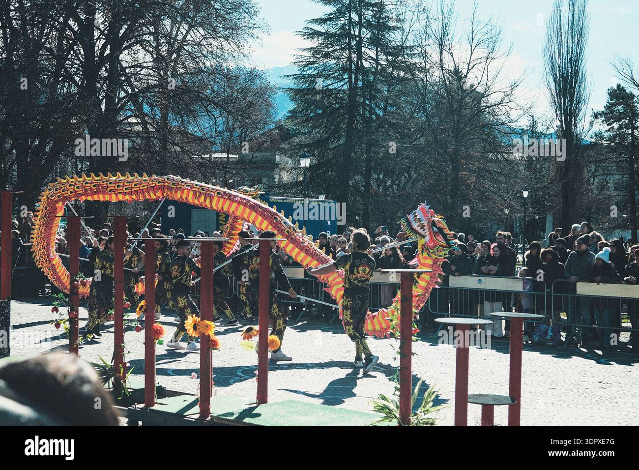 Danza del drago e del leone, esplosione di energia e dinamismo simbolo dell'anno del Cavallo del fuoco, per celebrare il Capodanno cinese Foto Stock