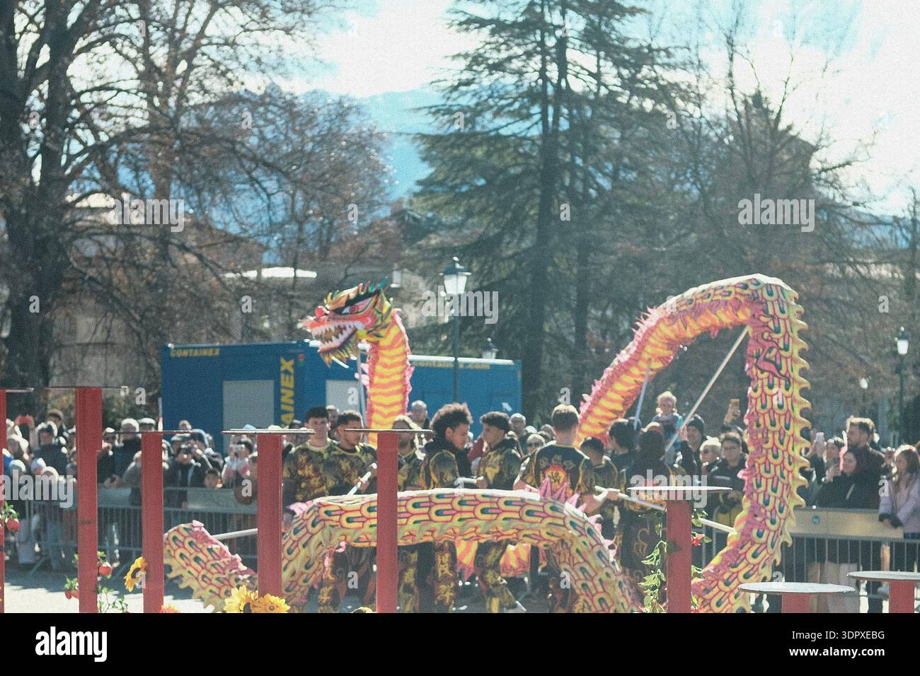 Danza del drago e del leone, esplosione di energia e dinamismo simbolo dell'anno del Cavallo del fuoco, per celebrare il Capodanno cinese Foto Stock