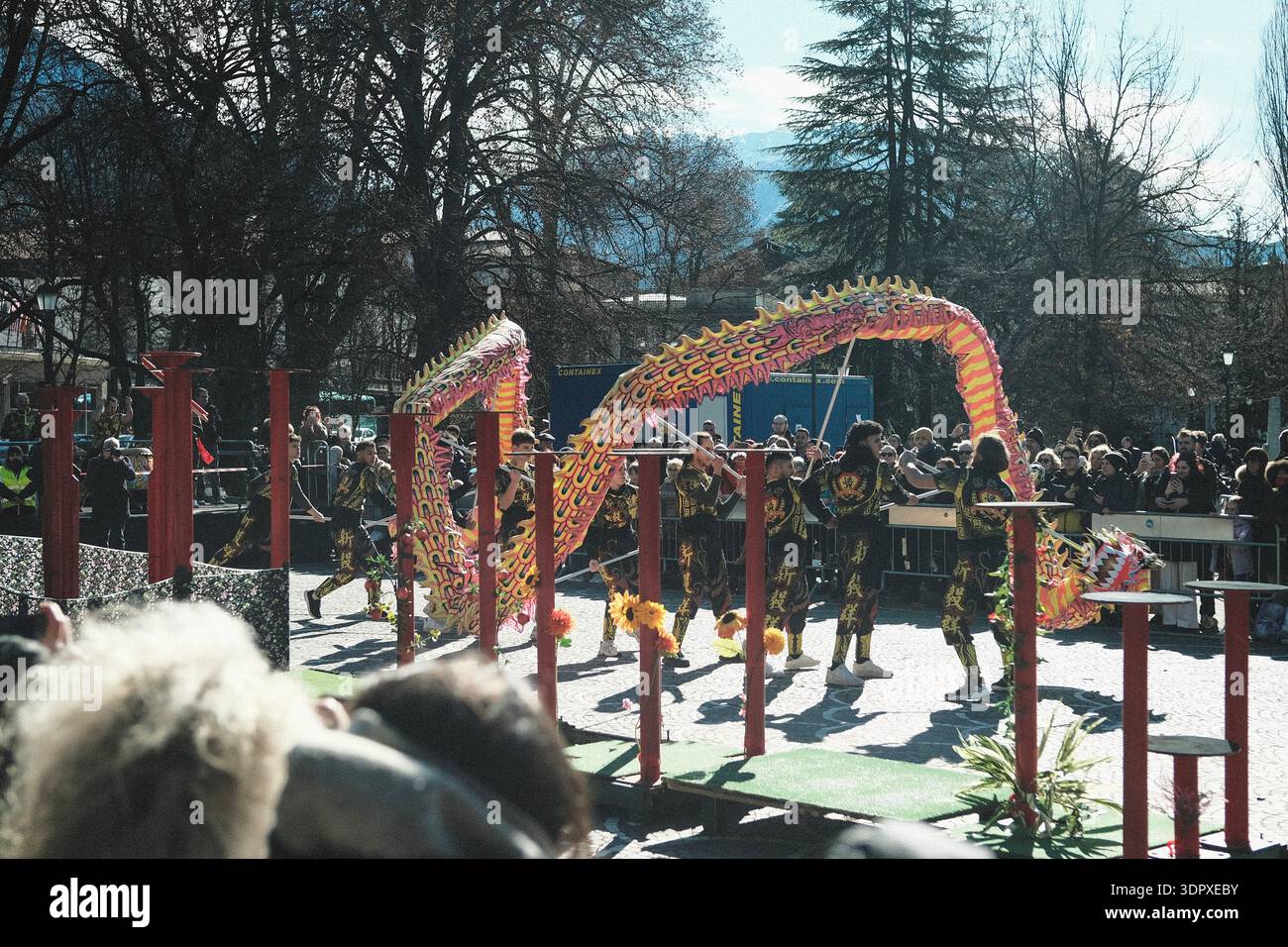 Danza del drago e del leone, esplosione di energia e dinamismo simbolo dell'anno del Cavallo del fuoco, per celebrare il Capodanno cinese Foto Stock