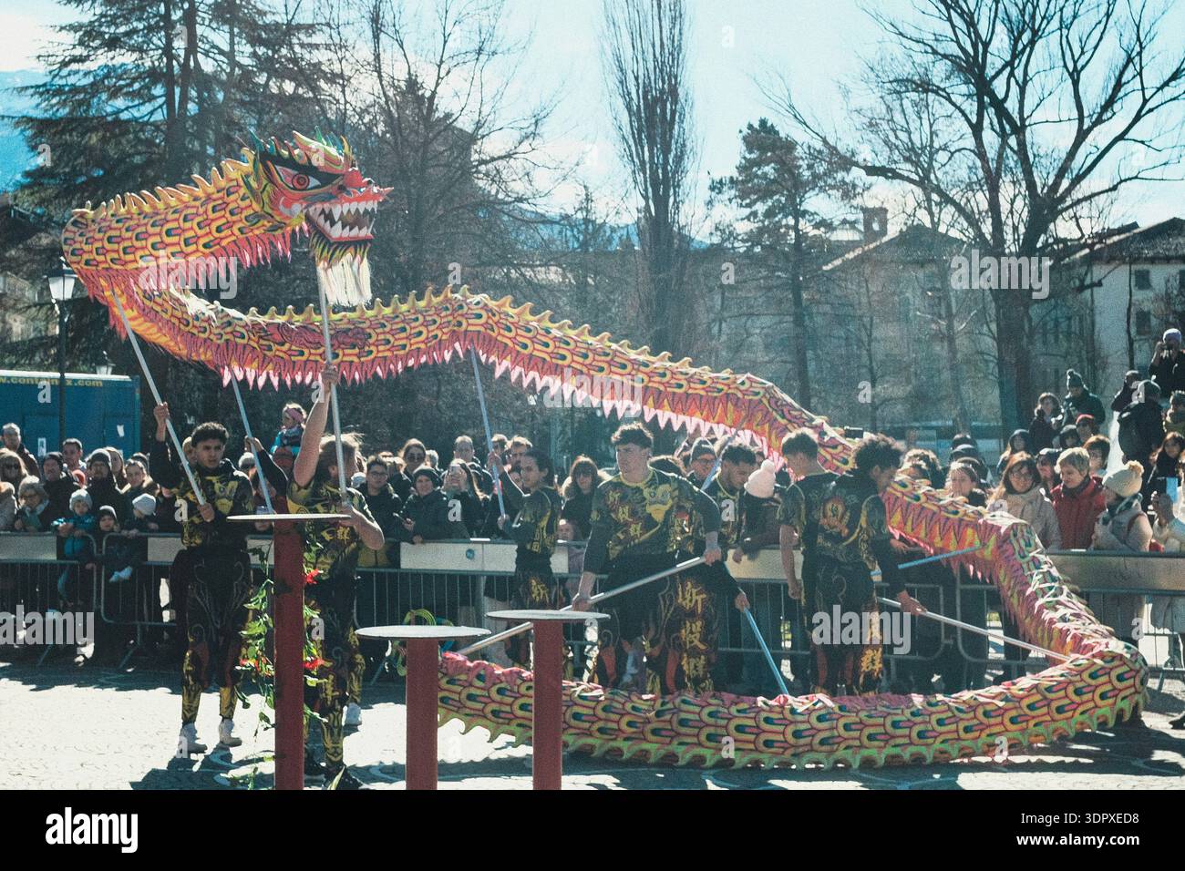 Danza del drago e del leone, esplosione di energia e dinamismo simbolo dell'anno del Cavallo del fuoco, per celebrare il Capodanno cinese Foto Stock
