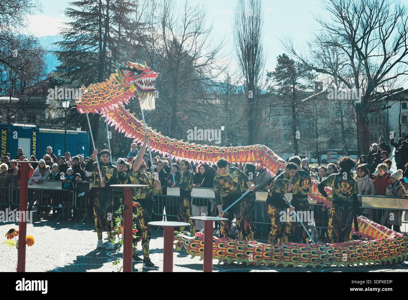 Danza del drago e del leone, esplosione di energia e dinamismo simbolo dell'anno del Cavallo del fuoco, per celebrare il Capodanno cinese Foto Stock