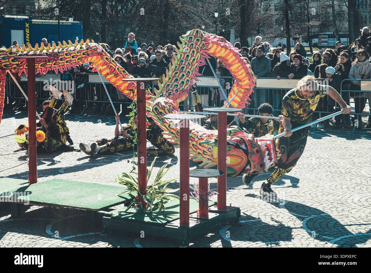 Danza del drago e del leone, esplosione di energia e dinamismo simbolo dell'anno del Cavallo del fuoco, per celebrare il Capodanno cinese Foto Stock