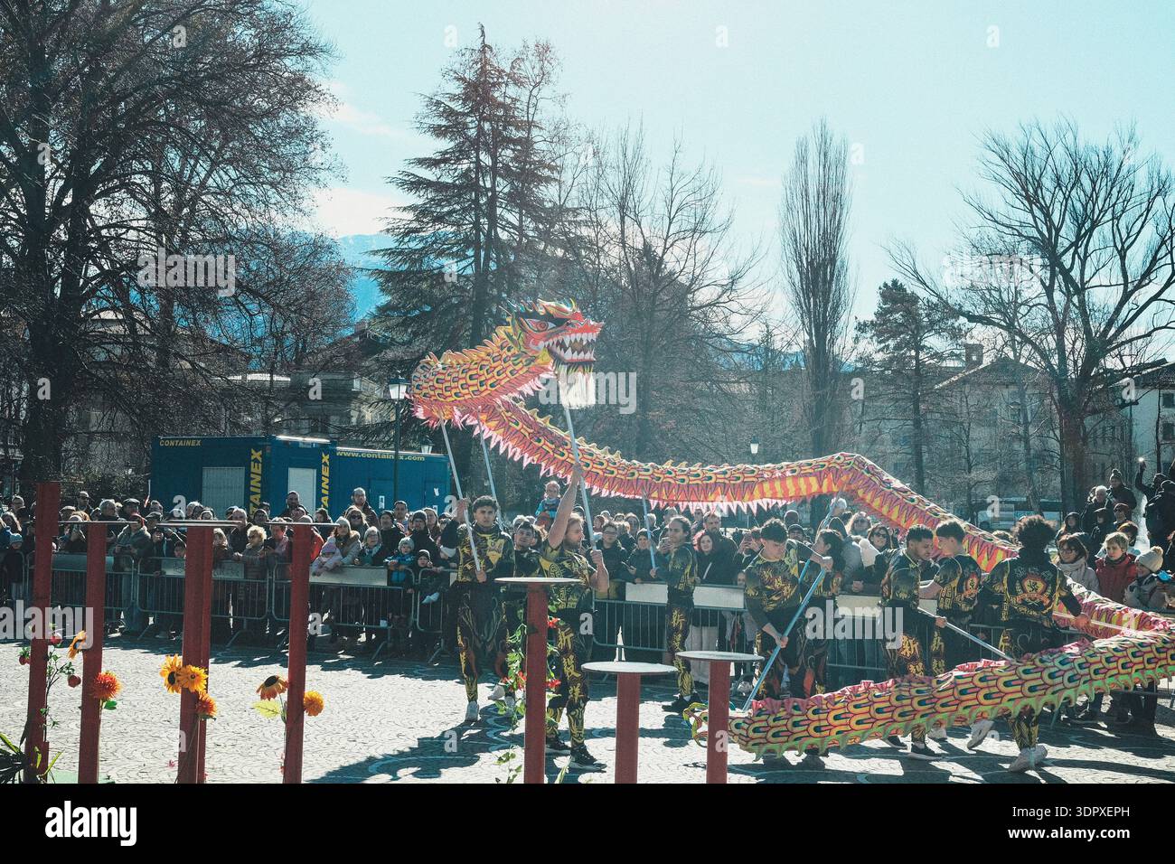Danza del drago e del leone, esplosione di energia e dinamismo simbolo dell'anno del Cavallo del fuoco, per celebrare il Capodanno cinese Foto Stock